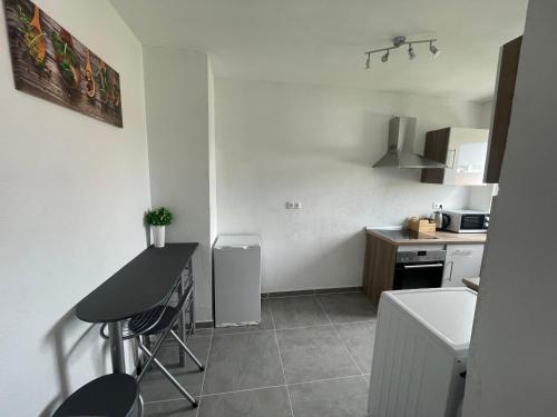 a small kitchen with a table and chairs in it at Perfekte 1,5 Wohnung Zentral in Leonberg gegenüber Einkaufzentrum in Leonberg