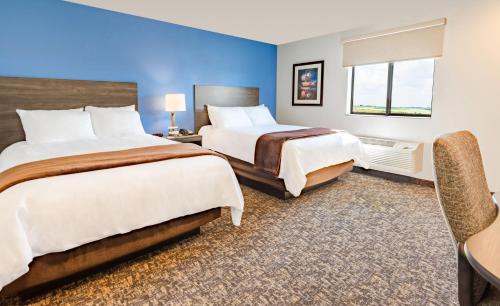 ein Hotelzimmer mit 2 Betten und einem Fenster in der Unterkunft My Place Hotel-Idaho Falls, ID in Idaho Falls