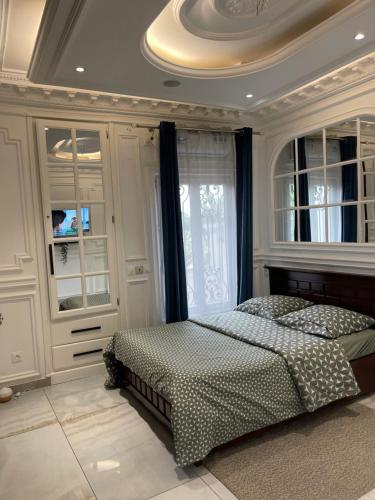 - une chambre avec un lit et un plafond dans l'établissement EVE HOME, à Yaoundé
