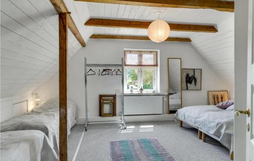 1 dormitorio en el ático con 2 camas y ventana en Pet Friendly Home In Bagenkop With Wifi, en Bagenkop
