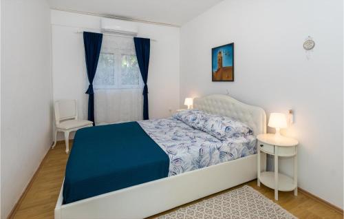 een slaapkamer met een groot bed en een raam bij Stunning Apartment In Komarna With Kitchen in Klek
