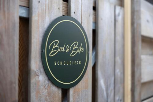 Znak, który czyta piłkę i niebieską dzielnicę szkolną w obiekcie Bed & Bike Schoudieck w mieście Den Burg