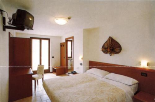 Ένα ή περισσότερα κρεβάτια σε δωμάτιο στο Hotel Scandola