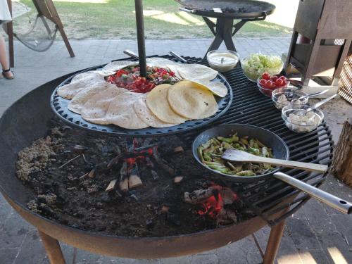 una mesa con una parrilla con comida. en Kyst- og Fjordcentret, en Ørsted