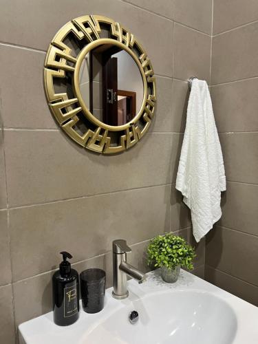 bagno con lavandino e specchio a parete di Квартира в Грин Плазе ad Aqtau
