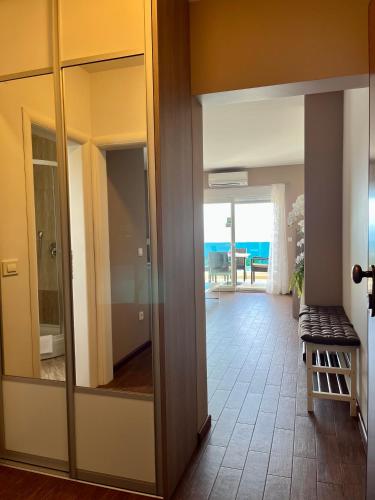 a room with a glass door with a view of a hallway at Apartments Casabrillantin in Tučepi