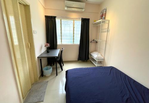 a bedroom with a bed and a desk and a window at 6-12pax The Premium House - The Heart Of Sunway in Petaling Jaya