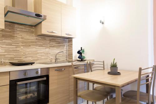 uma cozinha com uma mesa de madeira e uma sala de jantar em Sorrento Living em Sorrento