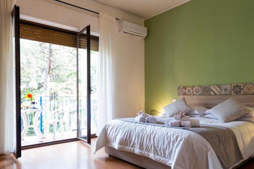 um quarto com uma cama e uma grande janela em Sorrento Living em Sorrento