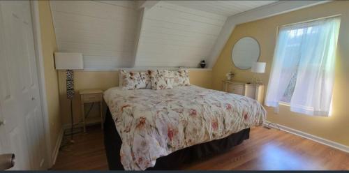 Uma cama ou camas num quarto em **Special Rate** Peaceful Cabin with Gameroom near Downtown Gatlinburg