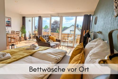 um quarto com 2 camas e uma varanda em Uhlpartment - Wittingen em Wittingen
