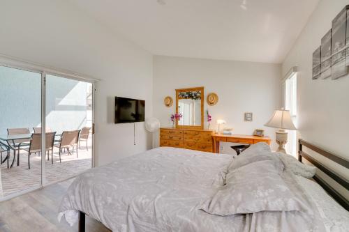 Schlafzimmer mit einem Bett, einem Schreibtisch und einem Balkon in der Unterkunft Kissimmee Vacation Home Heated Pool, Near Disney! in Kissimmee
