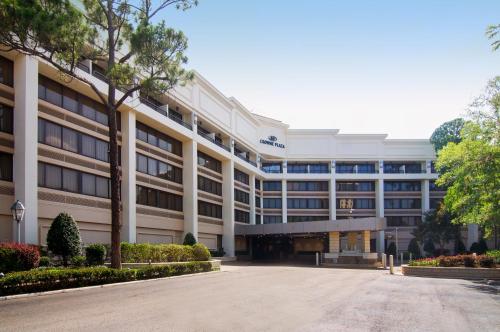 Außenansicht eines großen Gebäudes in der Unterkunft Crowne Plaza Executive Center Baton Rouge, an IHG Hotel in Baton Rouge