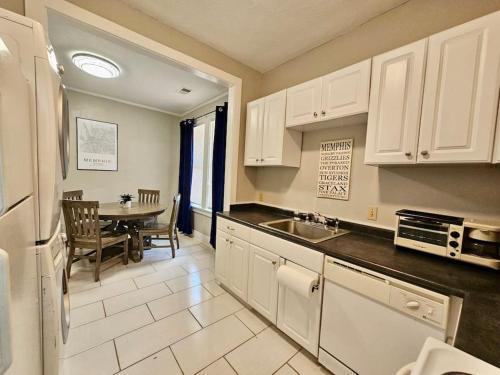 A kitchen or kitchenette at Cute stay in Memphis