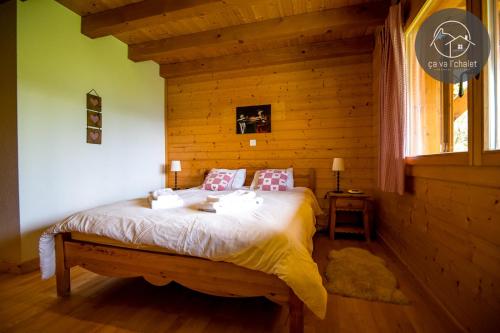 - une chambre avec un lit dans une cabane en rondins dans l'établissement Chalet Ovronne, à Ovronnaz
