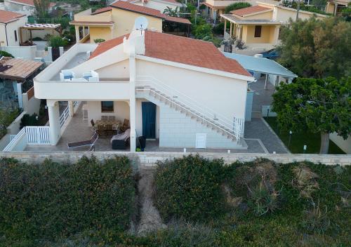 an aerial view of a white house with a roof at Perla Marina in Marina di Modica