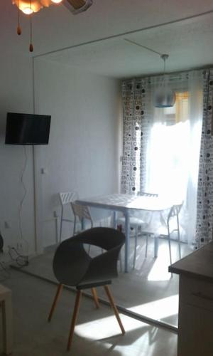 un salon avec une table et une chaise dans l'établissement APPARTEMENT P2 + CABINE LE GRAU DU ROI, au Grau-du-Roi