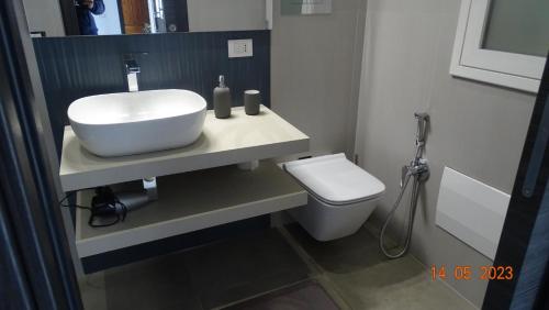 łazienka z umywalką i toaletą w obiekcie polahouse w mieście Sciacca