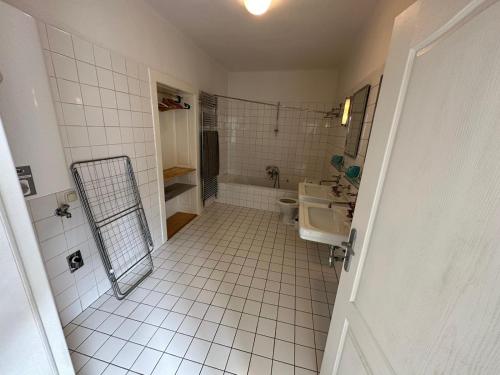 een badkamer met een douche, een toilet en een wastafel bij Central Plaza family apartment 2 bedroom in Bruckneudorf