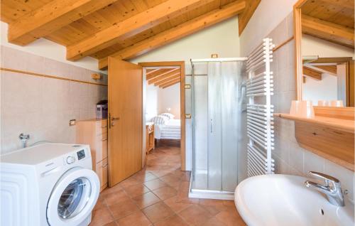 een badkamer met een wasmachine en een wastafel bij Beautiful Apartment In Lamon With Wifi in Lamon