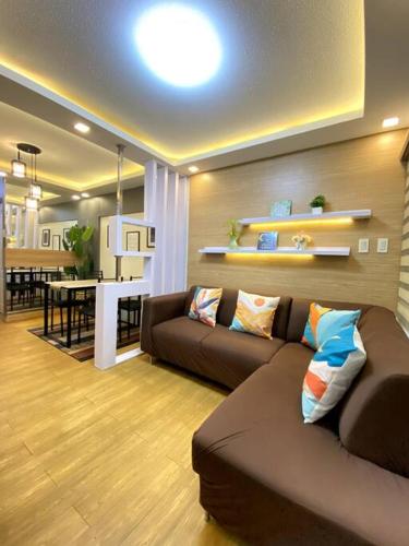 ein Wohnzimmer mit einem Sofa und einem Esszimmer in der Unterkunft Cozy Condo in Pasig City- Bali Oasis 2 in Manila