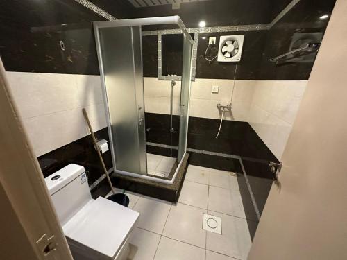 a bathroom with a shower and a toilet at الارتقاء الفاخرة المخدومة in Abha
