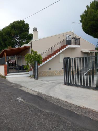 ein Haus mit einer Seitentreppe in der Unterkunft Raggio di sole in Rocca Imperiale