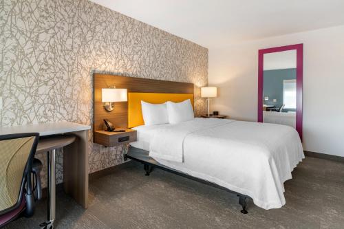 um quarto de hotel com uma cama e uma secretária e um quarto em Home2 Suites by Hilton Bangor em Bangor