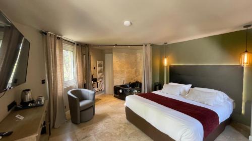 Pokój hotelowy z łóżkiem i krzesłem w obiekcie Hotel & Appartements Acqua Dolce w mieście Porticcio
