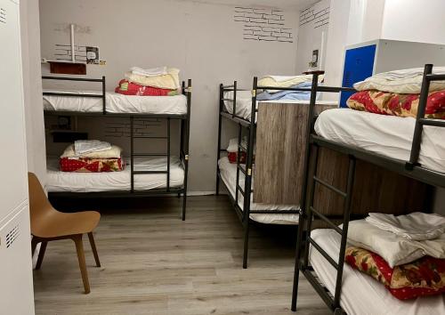 ein Zimmer mit einem Haufen Etagenbetten in der Unterkunft Hostel The Golden Stork in Den Haag