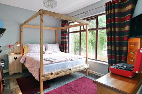 1 dormitorio con cama con dosel y ventana en Redcastle Chateau by the Sea Sleeps 6!! en Red Castle
