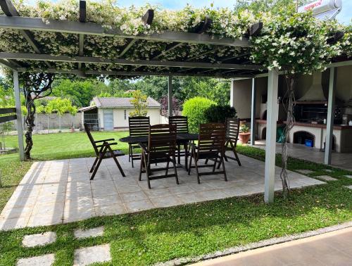 Taman di luar Lilia's House at Trikala