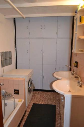 une salle de bain avec une baignoire et un lavabo et une baignoire dans l'établissement Vacances en famille aux Gabions, à Cavaillon