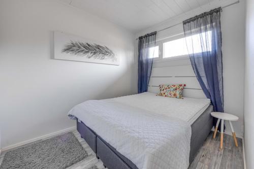 a small bedroom with a bed and a window at Starvillas B 202 Sisältää loppusiivouksen in Kalajoki