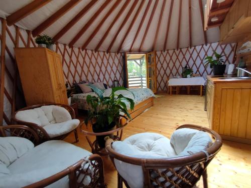 Χώρος καθιστικού στο Jurty i namioty w Lesie KotfaLas Glamping Świętokrzyskie-SPA