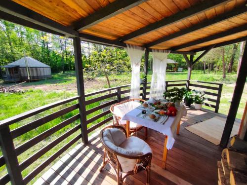 Κήπος έξω από το Jurty i namioty w Lesie KotfaLas Glamping Świętokrzyskie-SPA