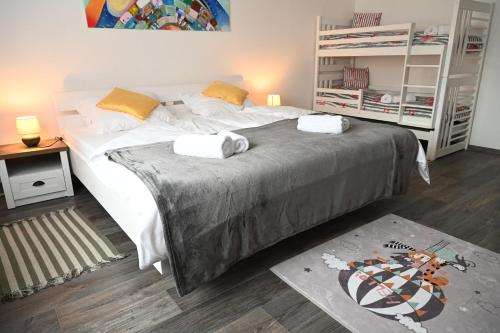 una camera da letto con un grande letto con due asciugamani di Rodinný apartmán u Broumovského náměstí a Broumov