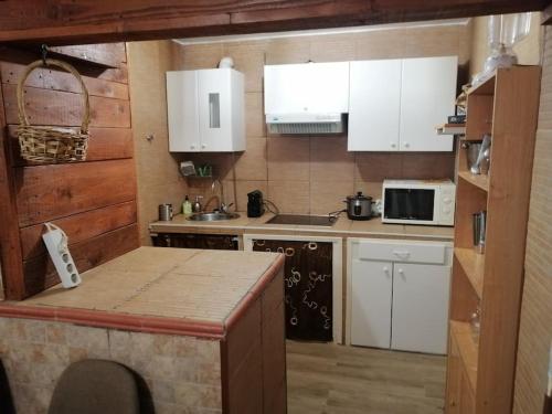 a kitchen with white cabinets and a counter top at Hermosa Casa Vacacional La Promesa in Escalona