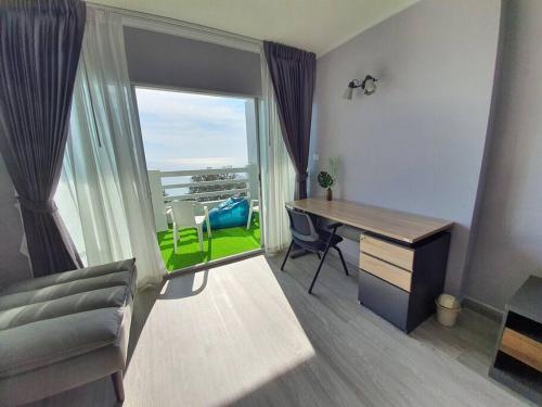 Posezení v ubytování BEACH FRONT modern room + Free hi speed Wi-Fi