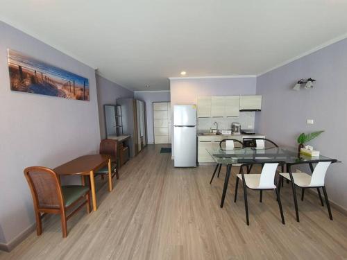 Kuchyň nebo kuchyňský kout v ubytování BEACH FRONT modern room + Free hi speed Wi-Fi