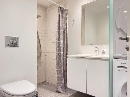 y baño con aseo, lavabo y ducha. en Modern Spacious 3 Bedroom Apartment At Richard Mortensens Vej With Balcony Close To The Royal Arena And Fields en Copenhague