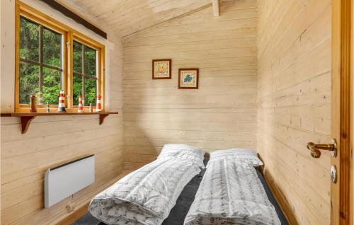 2 letti in una piccola camera con finestra di Nice Home In Herning With Wifi a Herning