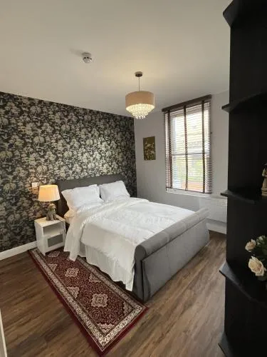 Moseley Village Apartments photo 4