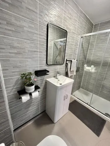 Moseley Village Apartments photo 9