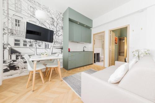un salon avec un canapé blanc et une table dans l'établissement Appartement Moderne 1BR-4P - Guy Moquet, à Paris