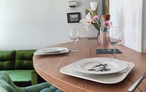 une table en bois avec des assiettes et des verres à vin dessus dans l'établissement Au Fil de soi, à Morlaix