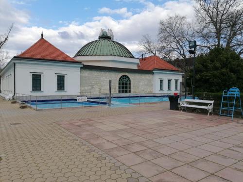 budynek z czerwonym dachem i basenem w obiekcie Kertész Vendégház w Egerze
