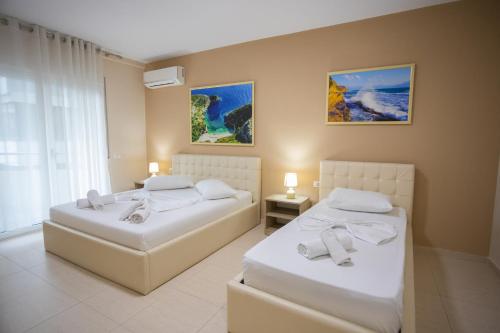 Postel nebo postele na pokoji v ubytování Jordan`s Hotel