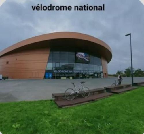 a bike parked in front of a building at Studio 28 m2 & jardin privatif 20 m2 in Montigny-le-Bretonneux