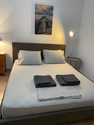 ein Bett in einem Zimmer mit zwei Handtüchern darauf in der Unterkunft Villa Aphrodite in Koundouros